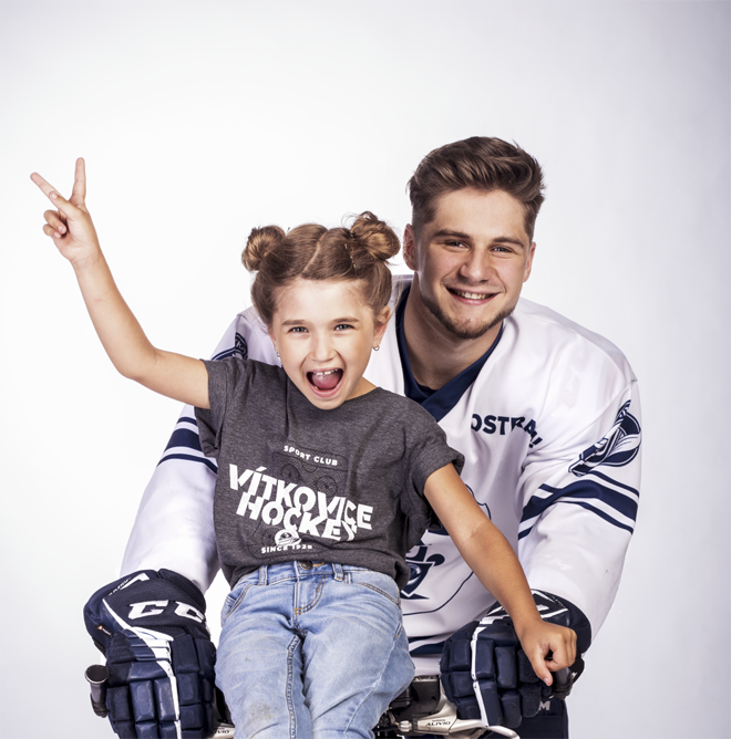 A photoshoot of a hockey player and a little girl for a campaign called Val na Vitky